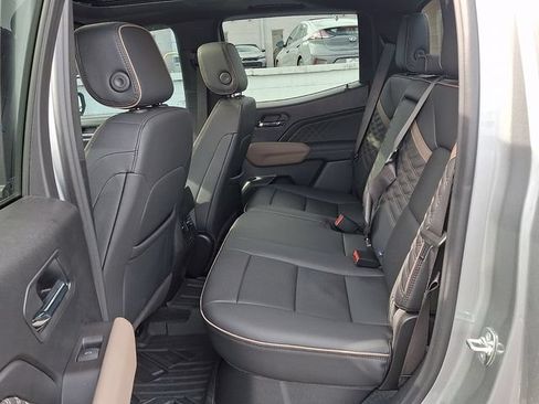 Used 2025 GMC Canyon Denali AWD/4WD image 8