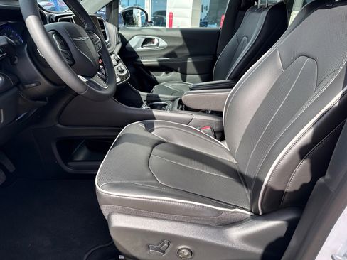 Used 2026 Chrysler Pacifica Limited FWD image 16