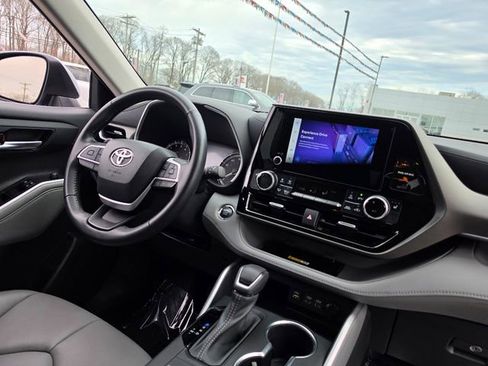 Used 2023 Toyota Highlander XLE image 13