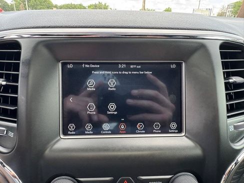 Used 2019 Jeep Grand Cherokee Laredo AWD/4WD image 39