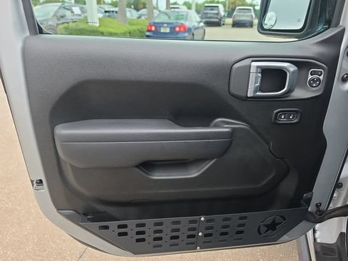 Used 2024 Jeep Gladiator Mojave w/ Technology Group AWD/4WD image 16