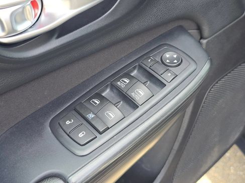 Used 2016 Jeep Cherokee Latitude w/ Cold Weather Group AWD/4WD image 23