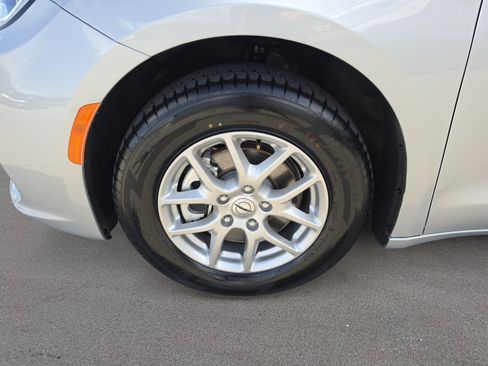 Used 2024 Chrysler Pacifica Touring-L FWD image 25