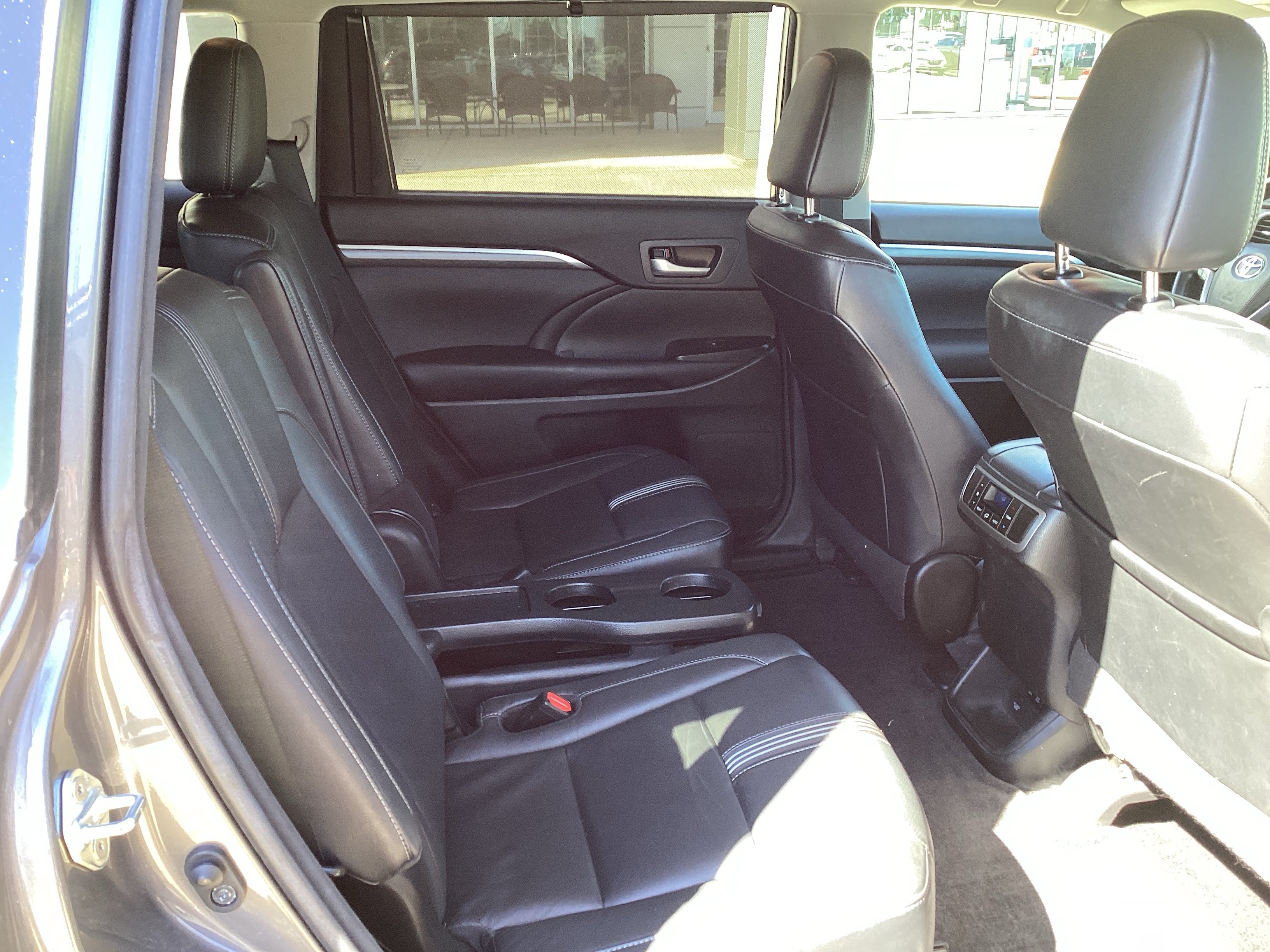 Used 2017 Toyota Highlander SE FWD image 9