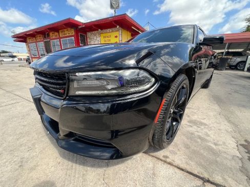 Used 2017 Dodge Charger SE w/ Blacktop Package RWD image 1