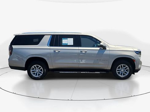 Used 2023 Chevrolet Suburban LT w/ Luxury Package AWD/4WD image 5