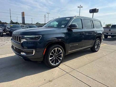 Used 2024 Jeep Wagoneer Series III w/ Premium Group I AWD/4WD image 2