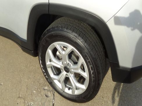 Certified 2025 Jeep Compass Latitude AWD/4WD image 9