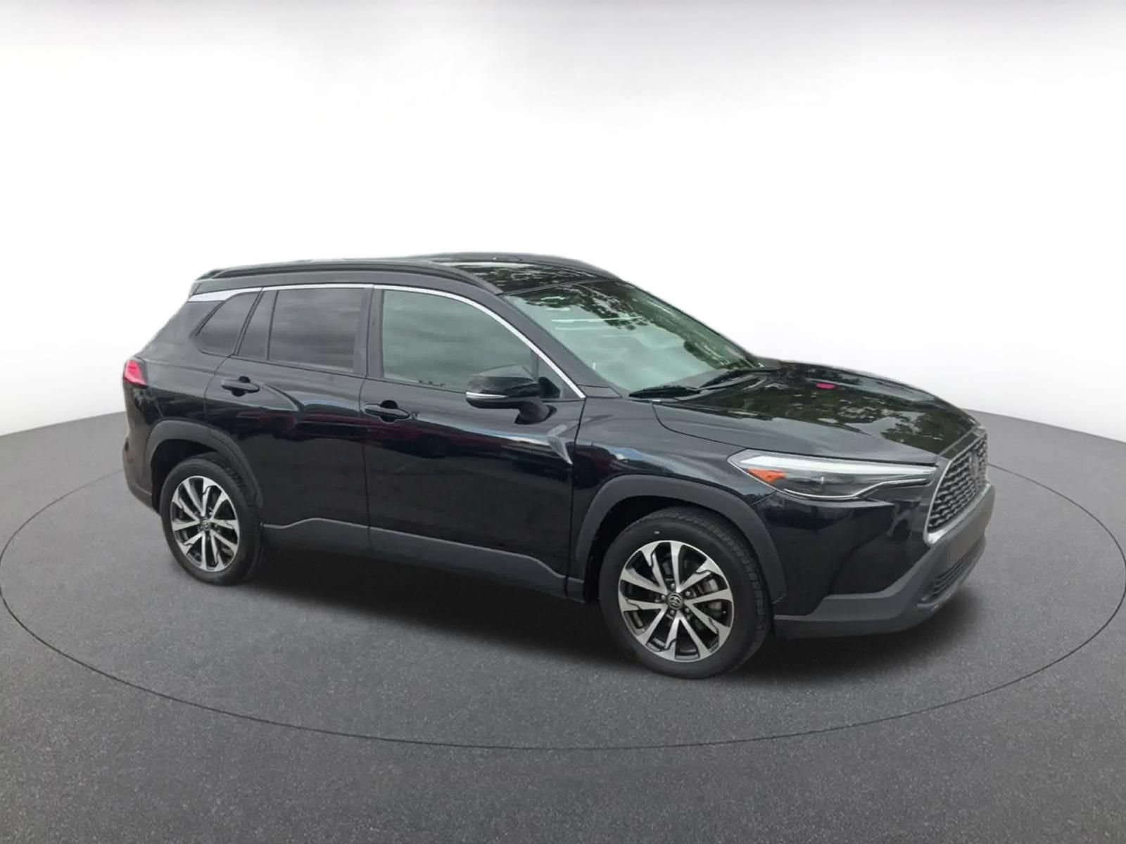 Used 2022 Toyota Corolla Cross XLE AWD/4WD image 2