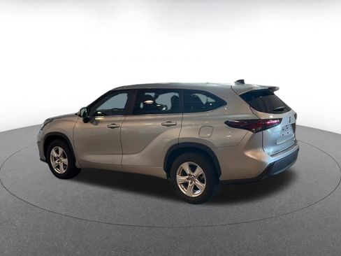 Used 2025 Toyota Highlander LE image 10