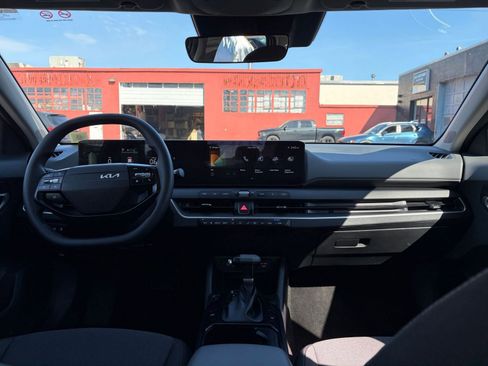 Used 2025 Kia K4 LXS image 32