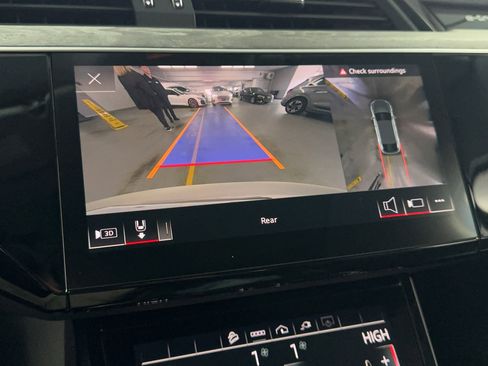 Used 2022 Audi e-tron Premium w/ Convenience Plus Package image 24