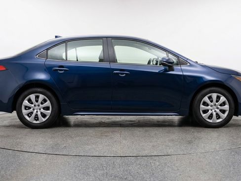 Used 2025 Toyota Corolla LE FWD image 11