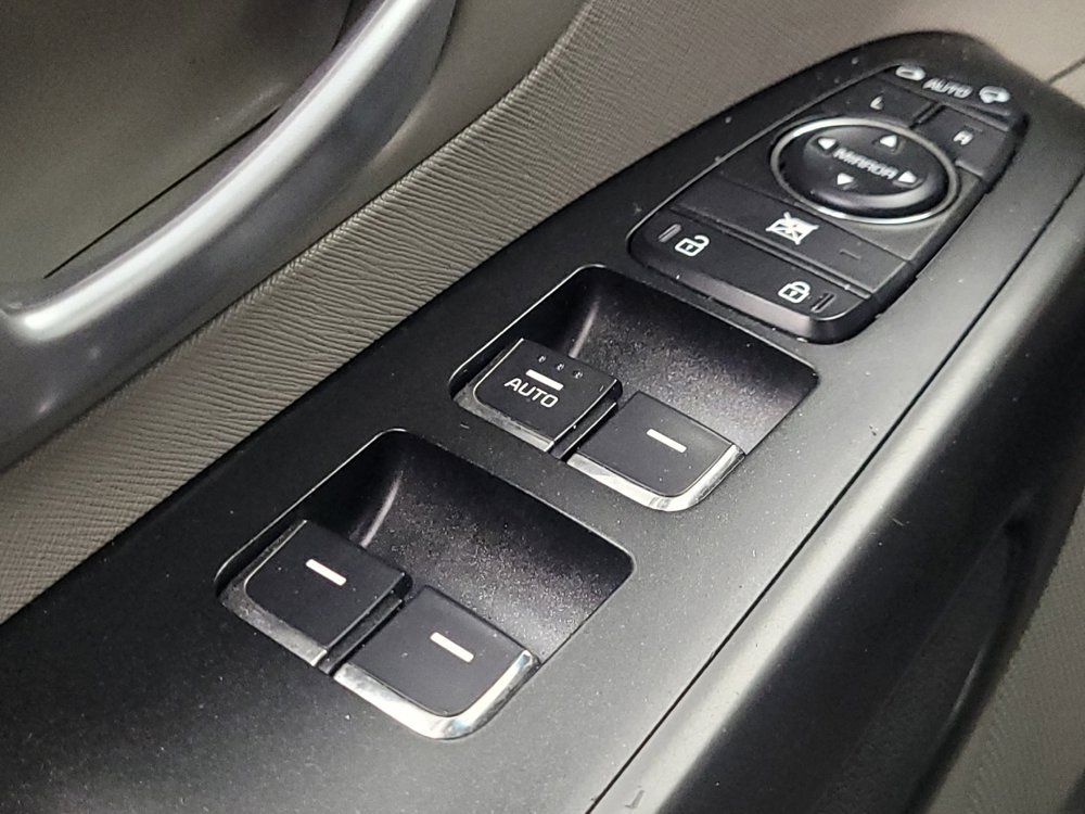 Used 2017 Kia Sedona LX w/ LX Essentials Premium Package FWD image 27