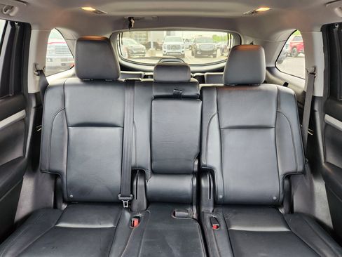 Used 2016 Toyota Highlander XLE image 11