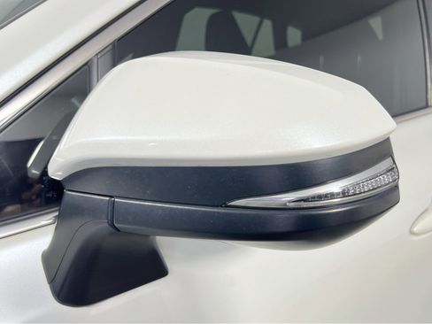 Used 2022 Toyota Venza XLE AWD/4WD image 13