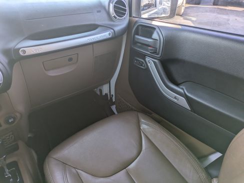 Used 2016 Jeep Wrangler Unlimited Sahara w/ Connectivity Group image 11