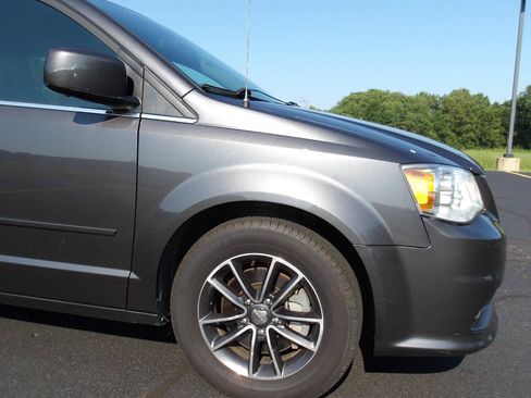 Used 2017 Dodge Grand Caravan SXT FWD image 28