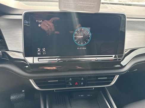 Certified 2025 Volkswagen Atlas Cross Sport SE w/ Panoramic Sunroof Package image 25