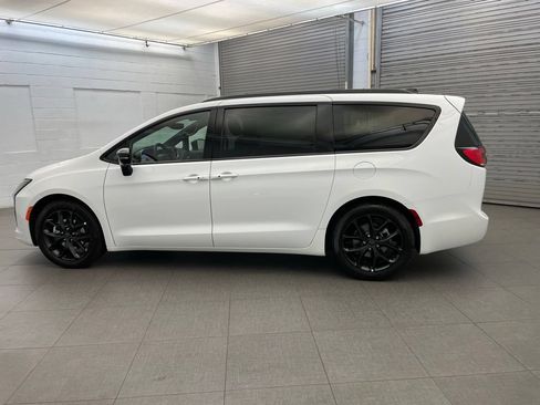New 2027 Chrysler Pacifica Limited w/ S Appearance Package FWD image 5