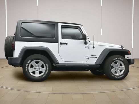 Used 2018 Jeep Wrangler Sport AWD/4WD image 19