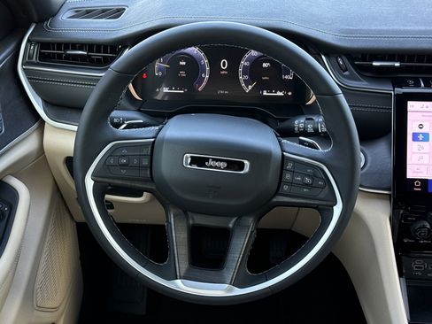 New 2025 Jeep Grand Cherokee Limited w/ Luxury Tech Group II RWD image 18