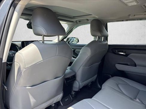 Used 2022 Toyota Highlander XLE AWD/4WD image 17