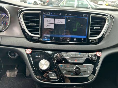Used 2026 Chrysler Pacifica Select image 14