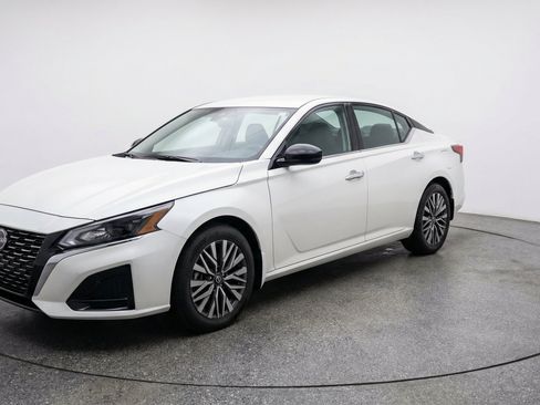 Used 2025 Nissan Altima 2.5 SV FWD image 3