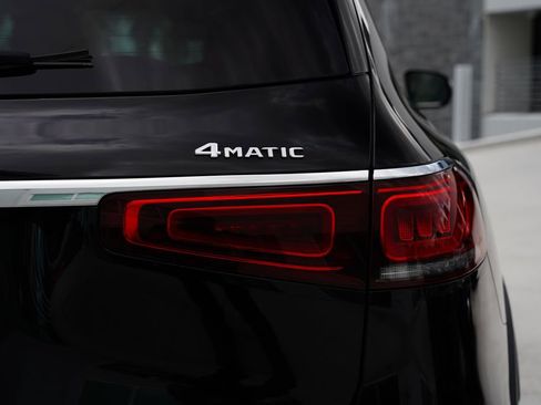 Used 2023 Mercedes-Benz GLS 450 4MATIC image 10