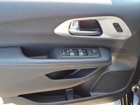 Certified 2025 Chrysler Pacifica Limited FWD image 6
