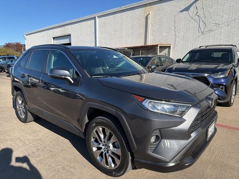 Used 2020 Toyota RAV4 XLE Premium image 2