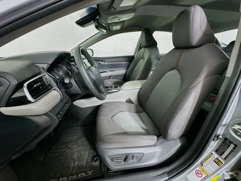 Used 2018 Toyota Camry LE image 13