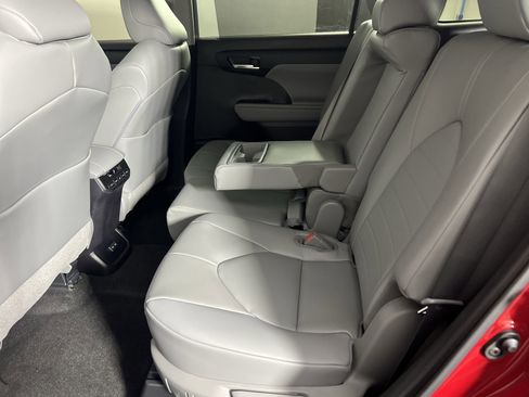Used 2023 Toyota Highlander XLE FWD image 33