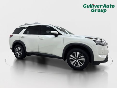 Used 2022 Nissan Pathfinder SL FWD image 12