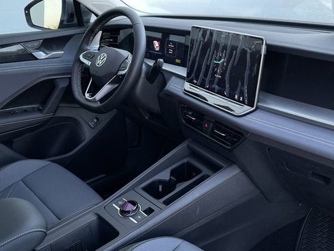 New 2025 Volkswagen Tiguan SE image 21