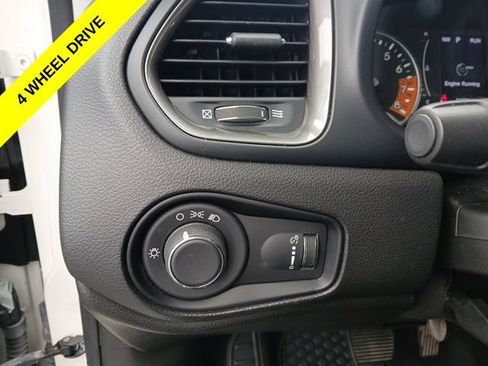 Certified 2023 Jeep Renegade Latitude AWD/4WD image 29