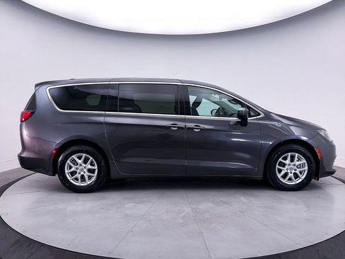 Used 2017 Chrysler Pacifica Touring FWD image 32