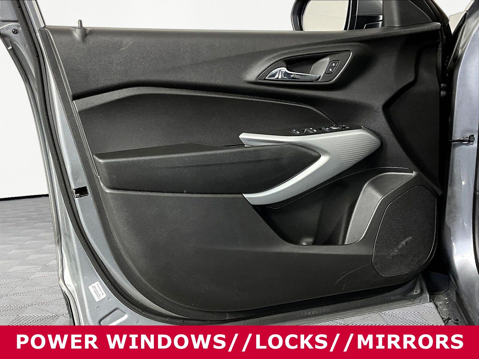 Used 2025 Chevrolet Trax LS w/ LS Convenience Package FWD image 18