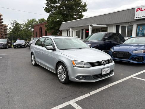 Used 2011 Volkswagen Jetta SEL FWD image 2