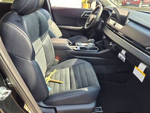 New 2025 Mitsubishi Outlander SE image 4