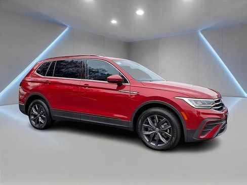Certified 2022 Volkswagen Tiguan SE image 3
