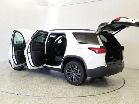 Used 2023 Chevrolet Traverse RS FWD image 11