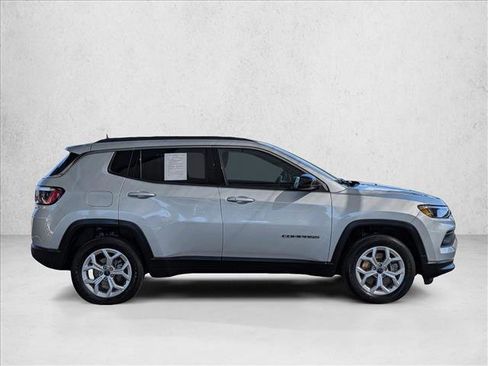 Used 2025 Jeep Compass Latitude AWD/4WD image 4