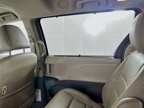 Used 2016 Toyota Sienna XLE image 31