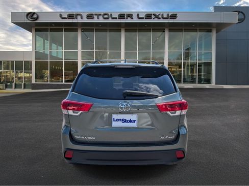 Used 2019 Toyota Highlander XLE AWD/4WD image 4