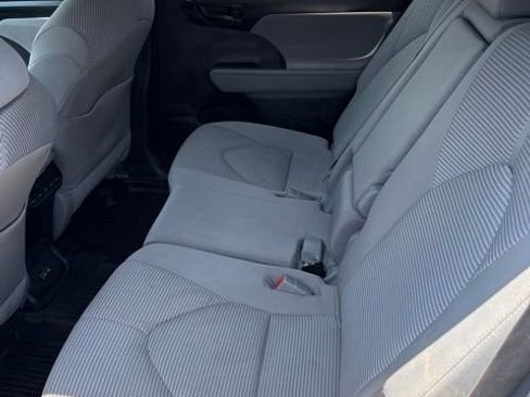 Used 2023 Toyota Highlander L FWD image 4