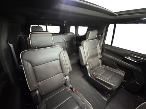 Used 2023 GMC Yukon XL SLT w/ SLT Premium Package image 17