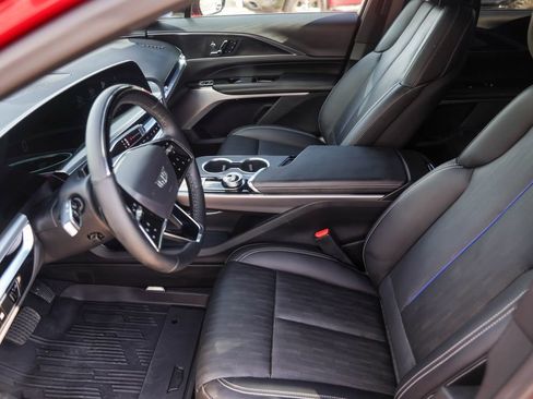 Used 2025 Cadillac Lyriq Luxury w/ LPO, Floor Liner Package AWD/4WD image 9