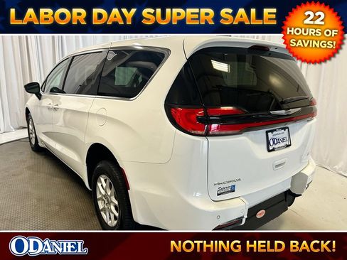 Used 2024 Chrysler Pacifica Touring-L FWD image 2